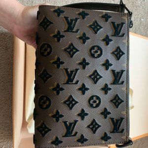 LV TRIANGLE MESSENGER NOIR